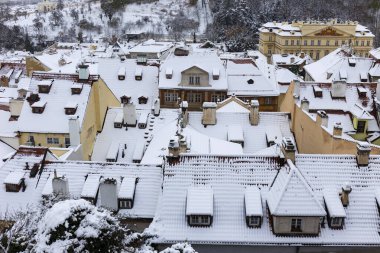 Romantik karlı Prag Küçük Kasaba Tarihi Çatıları, Çek Cumhuriyeti