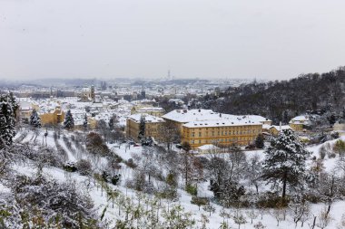 Romantik karlı Prag Küçük Kasaba Tarihi Çatıları, Çek Cumhuriyeti