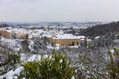 Romantik karlı Prag Küçük Kasaba Tarihi Çatıları, Çek Cumhuriyeti