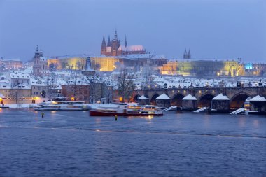 Karlı Prag Gotik Şatosu, Küçük Şehir ve Çek Cumhuriyeti 'nin Vltava Nehri üzerindeki Charles Köprüsü.