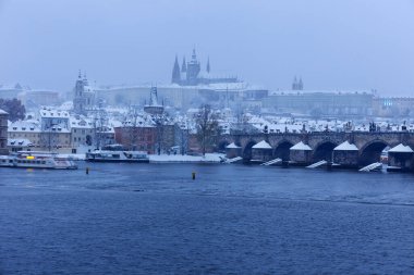 Karlı Prag Gotik Şatosu, Küçük Şehir ve Çek Cumhuriyeti 'nin Vltava Nehri üzerindeki Charles Köprüsü.