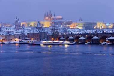 Karlı Prag Gotik Şatosu, Küçük Şehir ve Çek Cumhuriyeti 'nin Vltava Nehri üzerindeki Charles Köprüsü.