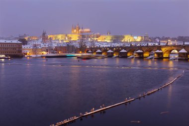 Karlı Prag Gotik Şatosu, Küçük Şehir ve Çek Cumhuriyeti 'nin Vltava Nehri üzerindeki Charles Köprüsü.