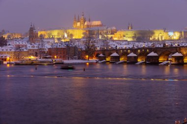 Karlı Prag Gotik Şatosu, Küçük Şehir ve Çek Cumhuriyeti 'nin Vltava Nehri üzerindeki Charles Köprüsü.