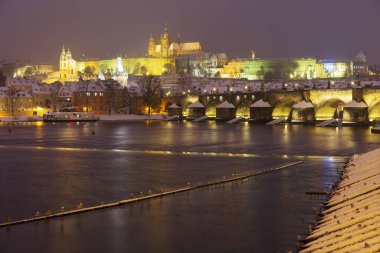 Karlı Prag Gotik Şatosu, Küçük Şehir ve Çek Cumhuriyeti 'nin Vltava Nehri üzerindeki Charles Köprüsü.