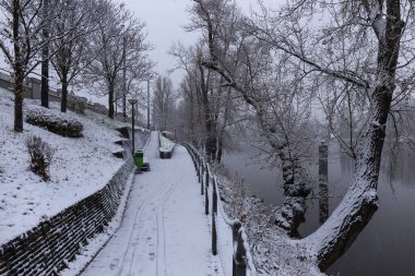 Vltava Nehri çevresindeki ağaçlarla akşam karlı doğası, Holesovice, Çek Cumhuriyeti 'nin en havalı Prag Bölgesi,