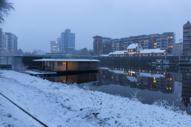 Çek Cumhuriyeti 'nin en havalı Prag Bölgesi Vltava Nehri' nin yukarısındaki karlı kış limanı.