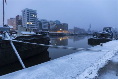 Çek Cumhuriyeti 'nin en havalı Prag Bölgesi Vltava Nehri' nin yukarısındaki karlı kış limanı.