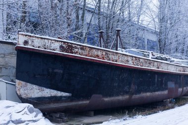 Çek Cumhuriyeti 'nin en havalı Prag Bölgesi Vltava Nehri' nin yukarısındaki karlı kış limanı.