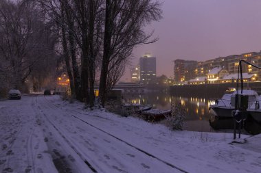 Çek Cumhuriyeti 'nin en havalı Prag Bölgesi Vltava Nehri' nin yukarısındaki karlı kış limanı.