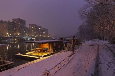 Çek Cumhuriyeti 'nin en havalı Prag Bölgesi Vltava Nehri' nin yukarısındaki karlı kış limanı.