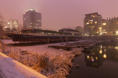 Çek Cumhuriyeti 'nin en havalı Prag Bölgesi Vltava Nehri' nin yukarısındaki karlı kış limanı.