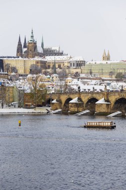 Prag Kalesi ve Vltava Nehri üzerindeki Charles Köprüsü ile Karlı Prag Küçük Kasabası, Çek Cumhuriyeti