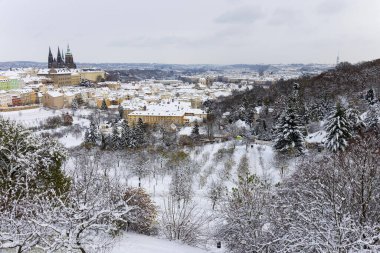 Çek Cumhuriyeti 'nin Petrin Tepesi' nden Gotik Şatosu ile Karlı Prag Şehri