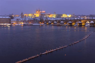 Gotik Castle, Aziz Nicholas Katedrali ve Charles Köprüsü, Çek Cumhuriyeti ile gece karlı Prag Lesser Town