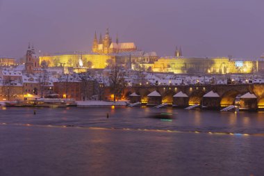 Gotik Castle, Aziz Nicholas Katedrali ve Charles Köprüsü, Çek Cumhuriyeti ile gece karlı Prag Lesser Town