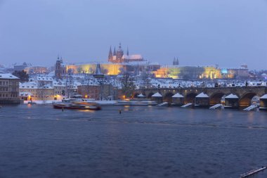 Gotik Castle, Aziz Nicholas Katedrali ve Charles Köprüsü, Çek Cumhuriyeti ile gece karlı Prag Lesser Town
