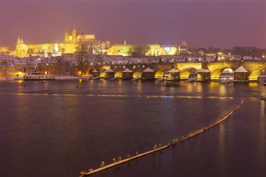 Gotik Castle, Aziz Nicholas Katedrali ve Charles Köprüsü, Çek Cumhuriyeti ile gece karlı Prag Lesser Town