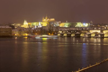 Gotik Castle, Aziz Nicholas Katedrali ve Charles Köprüsü, Çek Cumhuriyeti ile gece karlı Prag Lesser Town