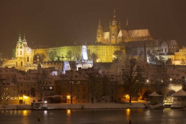 Gotik Castle, Aziz Nicholas Katedrali ve Charles Köprüsü, Çek Cumhuriyeti ile gece karlı Prag Lesser Town