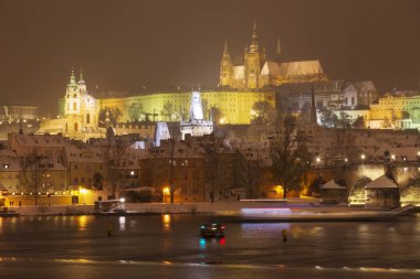 Gotik Castle, Aziz Nicholas Katedrali ve Charles Köprüsü, Çek Cumhuriyeti ile gece karlı Prag Lesser Town