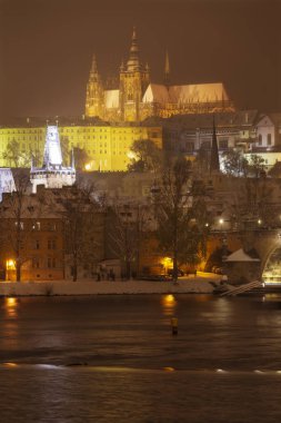 Gotik Castle, Aziz Nicholas Katedrali ve Charles Köprüsü, Çek Cumhuriyeti ile gece karlı Prag Lesser Town