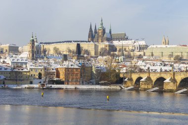 Prag Kalesi ve Vltava Nehri üzerindeki Charles Köprüsü ile Karlı Prag Küçük Kasabası, Çek Cumhuriyeti