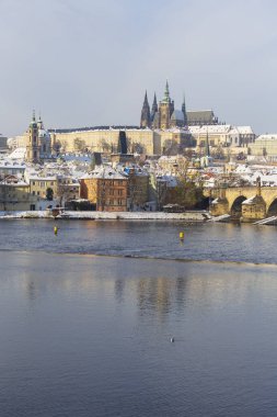 Prag Kalesi ve Vltava Nehri üzerindeki Charles Köprüsü ile Karlı Prag Küçük Kasabası, Çek Cumhuriyeti