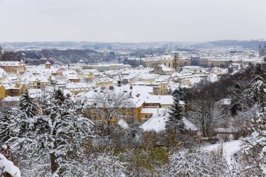 Çek Cumhuriyeti 'nin Petrin Tepesi' nden Karlı Prag Şehri