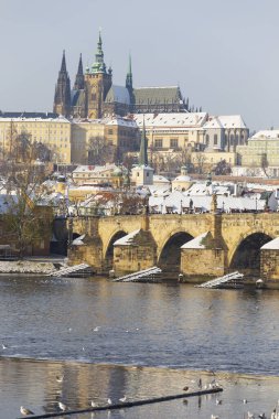 Prag Kalesi ve Vltava Nehri üzerindeki Charles Köprüsü ile Karlı Prag Küçük Kasabası, Çek Cumhuriyeti