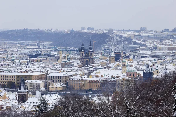 Çek Cumhuriyeti 'nin Petrin Tepesi' nden Karlı Prag Şehri