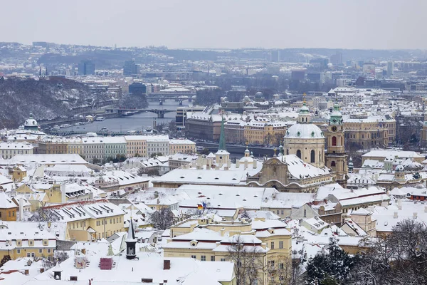 チェコ共和国のヒルペトリンからの雪のプラハ市 ロイヤリティフリーのストック画像