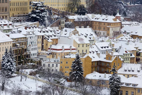 チェコ共和国のヒルペトリンからの雪のプラハ市 ロイヤリティフリーのストック写真