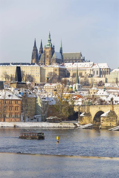 チェコ共和国晴れた日にプラハ城とヴルタヴァ川の上のカレル橋と雪のプラハ小町 ロイヤリティフリーのストック写真