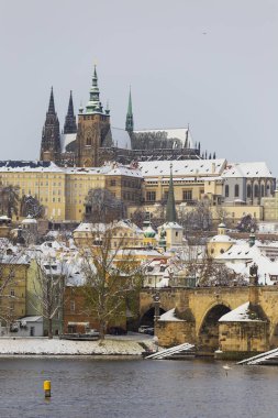 Prag Kalesi ve Vltava Nehri üzerindeki Charles Köprüsü ile Karlı Prag Küçük Kasabası, Çek Cumhuriyeti