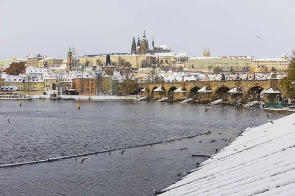 チェコ共和国晴れた日にプラハ城とヴルタヴァ川の上のカレル橋と雪のプラハ小町 ストック画像
