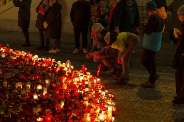 21 Aralık 2023 'te Prag' daki Charles Üniversitesi Felsefe Fakültesi 'nde vurulan öğrenciler ve öğretmenler için mumlar Caroline' ın önünde. 14 kişi vuruldu, polis müdahalesinden sonra katil kendini vurdu.. 