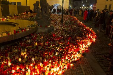 21 Aralık 2023 'te Prag' daki Charles Üniversitesi Felsefe Fakültesi 'nde vurulan öğrenciler ve öğretmenler için mumlar Caroline' ın önünde. 14 kişi vuruldu, polis müdahalesinden sonra katil kendini vurdu.. 