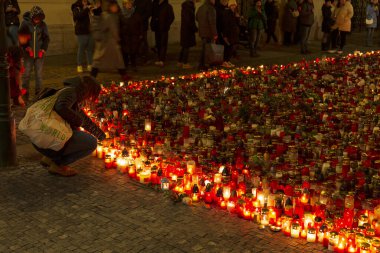 21 Aralık 2023 'te Prag' daki Charles Üniversitesi Felsefe Fakültesi 'nde vurulan öğrenciler ve öğretmenler için mumlar Caroline' ın önünde. 14 kişi vuruldu, polis müdahalesinden sonra katil kendini vurdu.. 