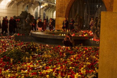 21 Aralık 2023 'te Prag' daki Charles Üniversitesi Felsefe Fakültesi 'nde vurulan öğrenciler ve öğretmenler için mumlar Caroline' ın önünde. 14 kişi vuruldu, polis müdahalesinden sonra katil kendini vurdu.. 