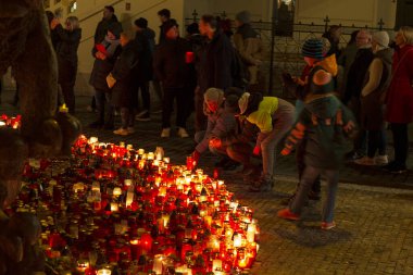 Prag, Çek Cumhuriyeti, 21 Aralık 2023.Mum Charles Üniversitesi Felsefe Fakültesi 'nde Carolinum önünde vurulan öğrenciler için. 14 kişi vuruldu, polis müdahalesinden sonra katil kendini vurdu.. 