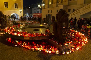 Prag, Çek Cumhuriyeti, 21 Aralık 2023.Mum Charles Üniversitesi Felsefe Fakültesi 'nde Carolinum önünde vurulan öğrenciler için. 14 kişi vuruldu, polis müdahalesinden sonra katil kendini vurdu.. 