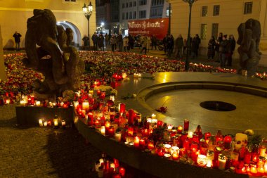 Prag, Çek Cumhuriyeti, 21 Aralık 2023.Mum Charles Üniversitesi Felsefe Fakültesi 'nde Carolinum önünde vurulan öğrenciler için. 14 kişi vuruldu, polis müdahalesinden sonra katil kendini vurdu.. 