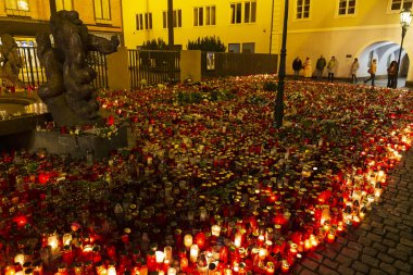 Prag, Çek Cumhuriyeti, 21 Aralık 2023.Mum Charles Üniversitesi Felsefe Fakültesi 'nde Carolinum önünde vurulan öğrenciler için. 14 kişi vuruldu, polis müdahalesinden sonra katil kendini vurdu.. 