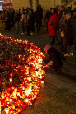 Prag, Çek Cumhuriyeti, 21 Aralık 2023.Mum Charles Üniversitesi Felsefe Fakültesi 'nde Carolinum önünde vurulan öğrenciler için. 14 kişi vuruldu, polis müdahalesinden sonra katil kendini vurdu.. 