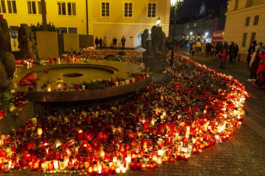 Prag, Çek Cumhuriyeti, 21 Aralık 2023.Mum Charles Üniversitesi Felsefe Fakültesi 'nde Carolinum önünde vurulan öğrenciler için. 14 kişi vuruldu, polis müdahalesinden sonra katil kendini vurdu.. 