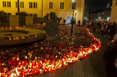 Prag, Çek Cumhuriyeti, 21 Aralık 2023.Mum Charles Üniversitesi Felsefe Fakültesi 'nde Carolinum önünde vurulan öğrenciler için. 14 kişi vuruldu, polis müdahalesinden sonra katil kendini vurdu.. 