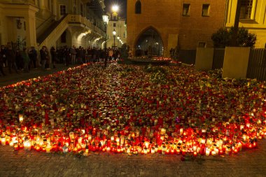 Prag, Çek Cumhuriyeti, 21 Aralık 2023.Mum Charles Üniversitesi Felsefe Fakültesi 'nde Carolinum önünde vurulan öğrenciler için. 14 kişi vuruldu, polis müdahalesinden sonra katil kendini vurdu.. 