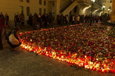 Prag, Çek Cumhuriyeti, 21 Aralık 2023.Mum Charles Üniversitesi Felsefe Fakültesi 'nde Carolinum önünde vurulan öğrenciler için. 14 kişi vuruldu, polis müdahalesinden sonra katil kendini vurdu.. 