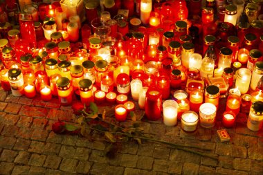Prag, Çek Cumhuriyeti, 21 Aralık 2023.Mum Charles Üniversitesi Felsefe Fakültesi 'nde Carolinum önünde vurulan öğrenciler için. 14 kişi vuruldu, polis müdahalesinden sonra katil kendini vurdu.. 